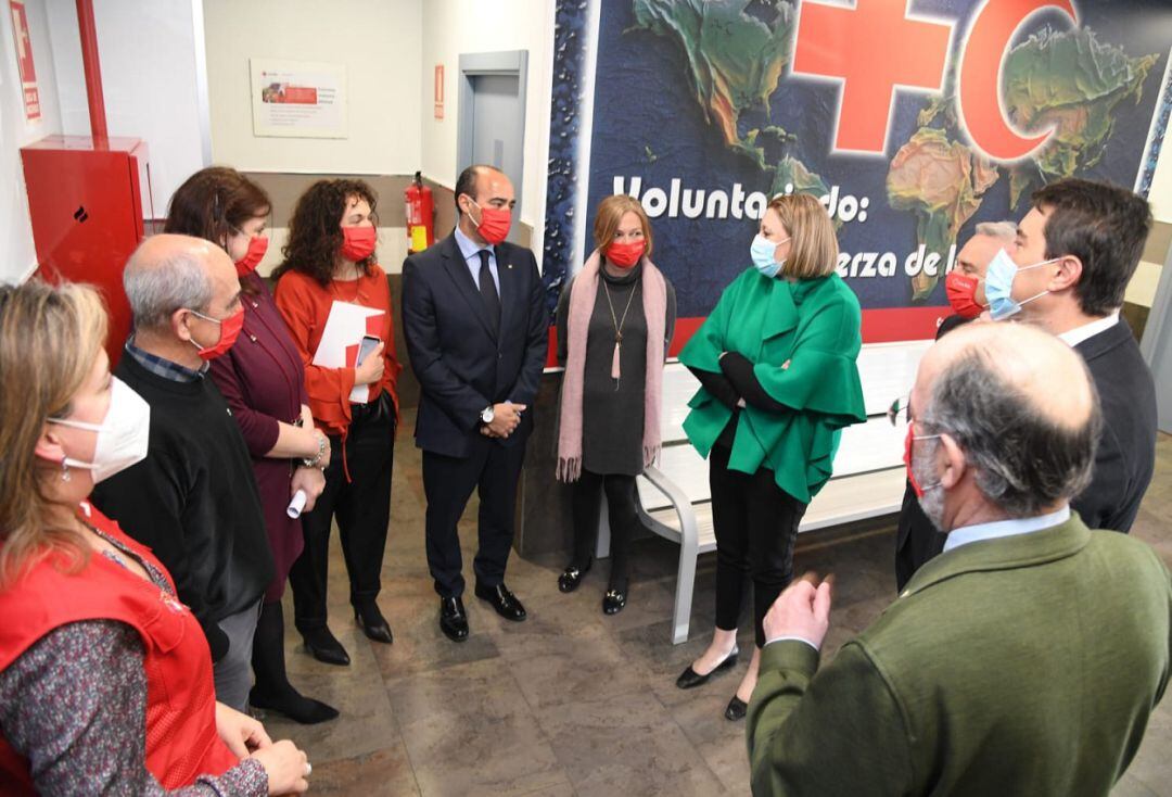 Visita de la Consejera de Familia e Igualdad de Oportunidades, Isabel Blanco, y su homólogo en Presidencia, Ángel Ibáñez, a la sede de Cruz Roja