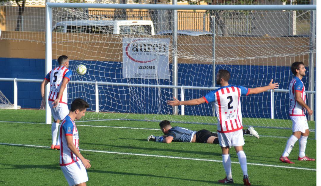 Primer gol del Dénia. Edu no puede detener el tiro de Carlos Ribes.