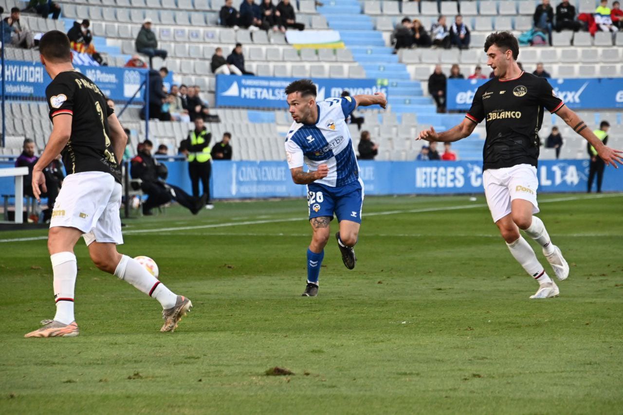 Jaime Paredes y Alain Ribeiro, durante el encuentro de la temporada pasada / CE Sabadell