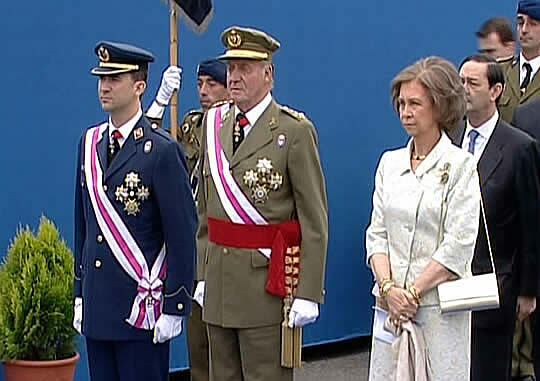 El Príncipe Felipe y el Rey presiden el desfile de las FFAA. (TVE)