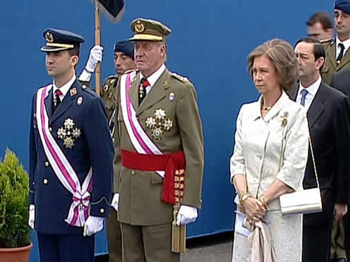 El Príncipe Felipe y el Rey presiden el desfile de las FFAA. (TVE)
