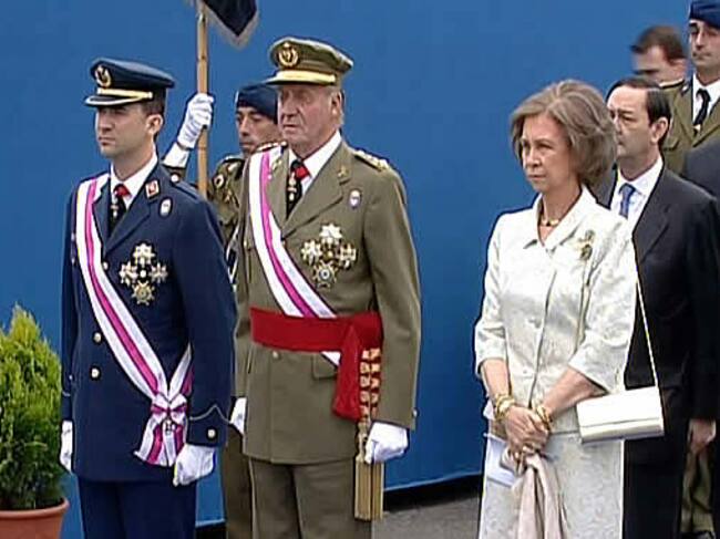 El Príncipe Felipe y el Rey presiden el desfile de las FFAA. (TVE)