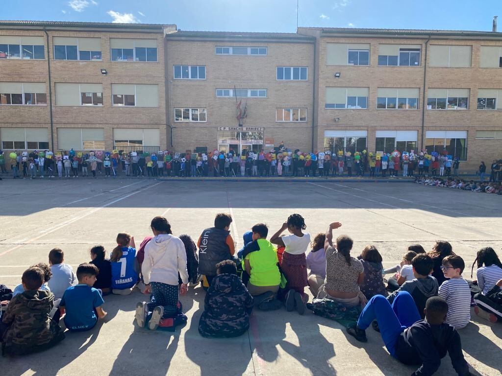 Los alumnos de Sancho Ramírez en Huesca con sus cabezudos