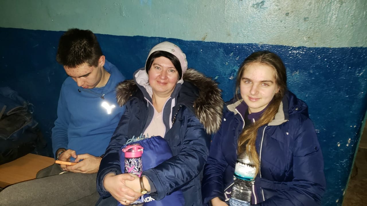 Familiares de Yaroslav refugiados en un párquing. Foto cedida por el propio Yaroslav