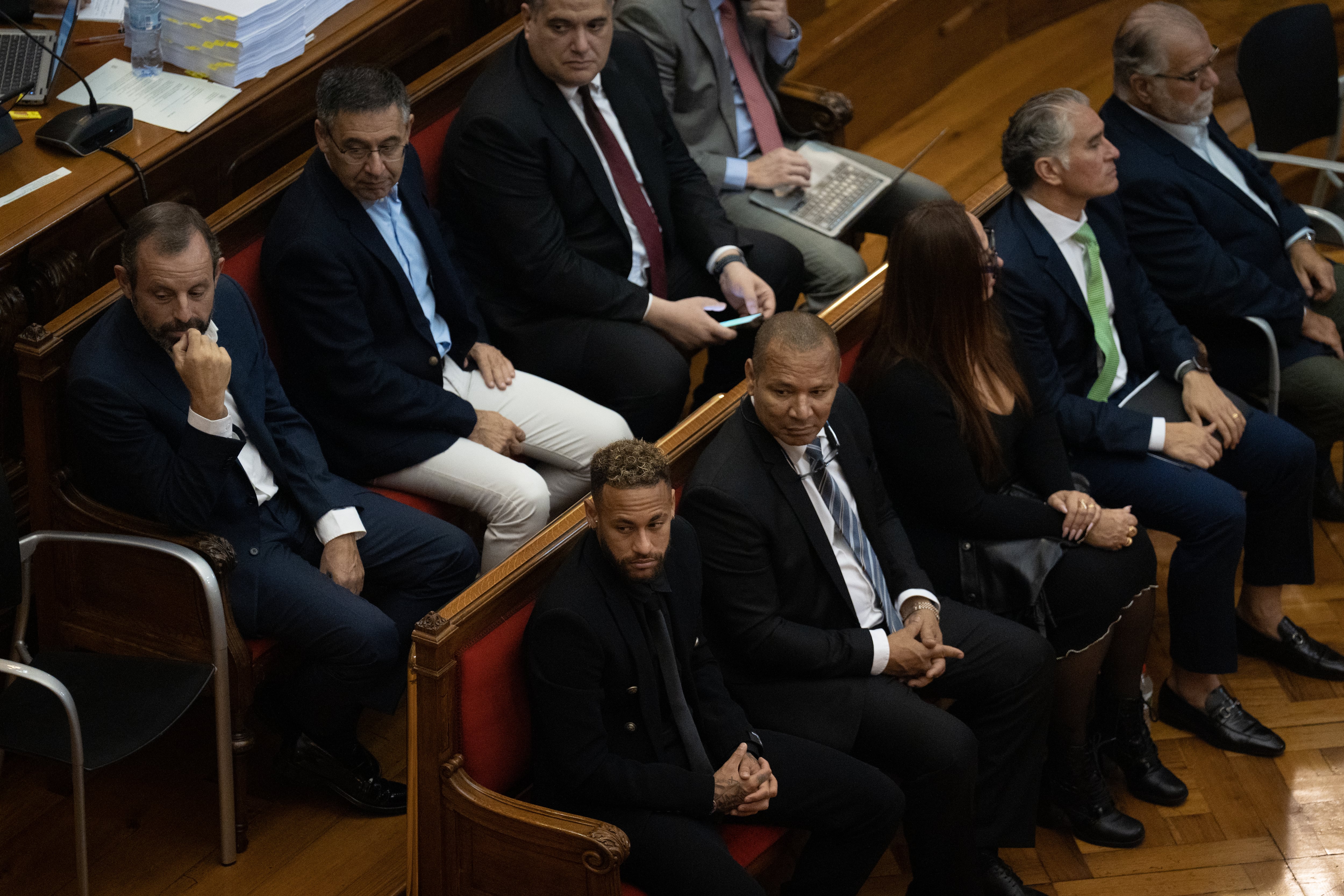 Sandro Rosell, Josep María Bartomeu, Neymar y sus padres, en la Audiencia de Barcelona