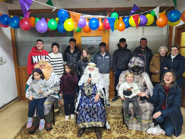 Los Reyes Magos con los niños, jóvenes y mayores de Biscarrués