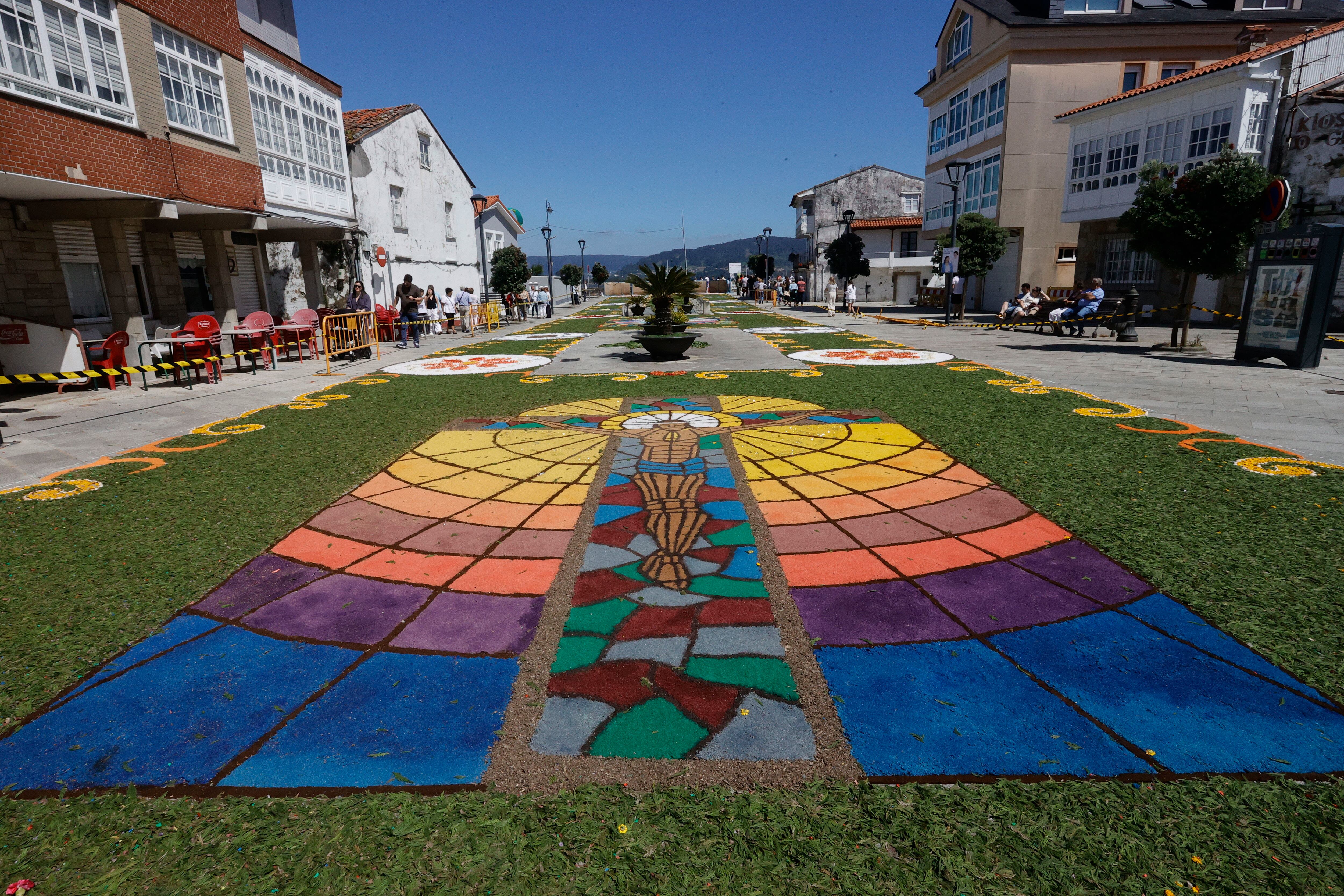 ARES, 2/06/2024.- Imagen de una de las calles de la villa de Ares. donde hoy se celebra su día grande con alfombras florales por el día del Corpus, que atraen a miles de visitantes a la localidad. EFE / Kiko Delgado.