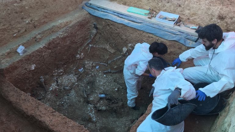 Excavación en una fosa del franquismo en Paterna (Valencia).