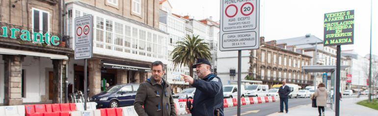 El alcalde de A Coruña junto a un municipal en La Marina