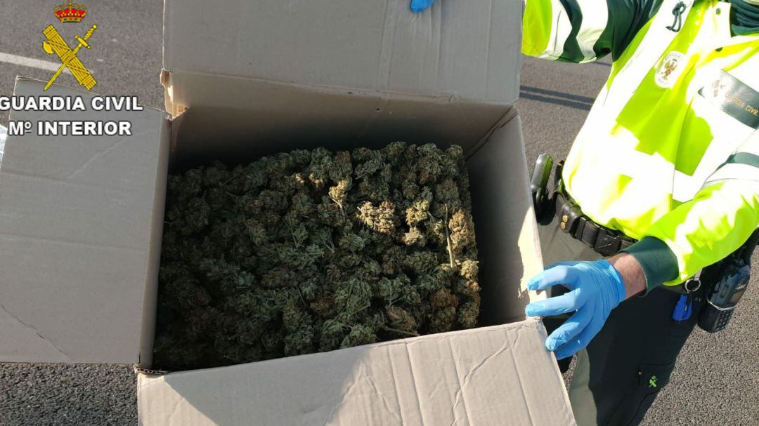 La Guardia Civil de Valencia detiene a una persona que portaba en interior del maletero de un taxi alrededor de cuatro kilos de marihuana