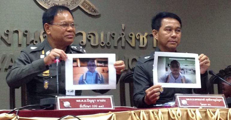 RUN04 BANGKOK (THAILAND) 05.02.2016.- El general de la Policía Panya Mamen (izq), jefe de la investigación criminal, y el portavoz policial Dechnarong Suticharnbancha (dcha) muestran fotos de un ciudadano español, uno de los principales sospechosos junto 