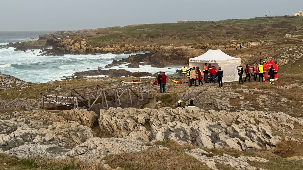Cinco jóvenes fallecen en el derrumbe de una pasarela en una playa de Santander
