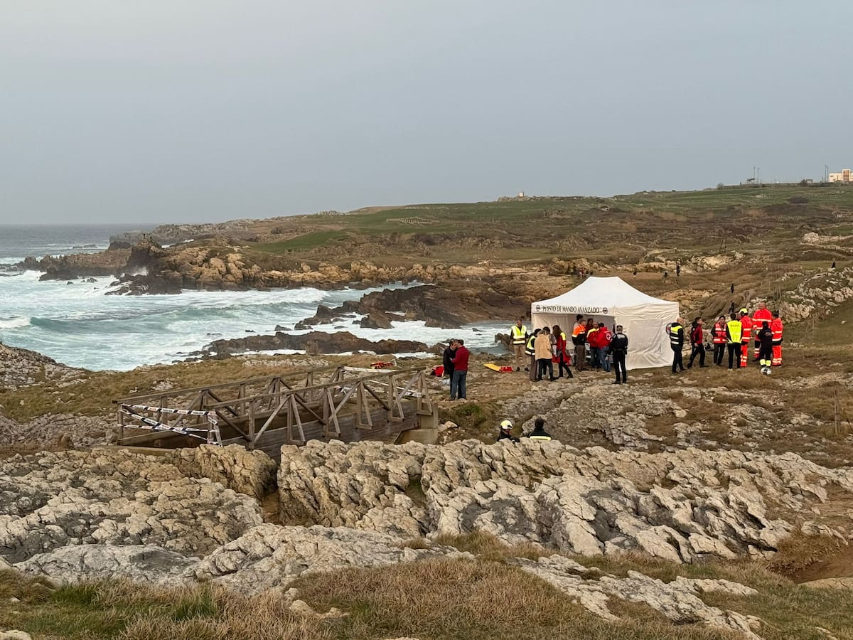Cinco jóvenes fallecen en el derrumbe de una pasarela en una playa de Santander