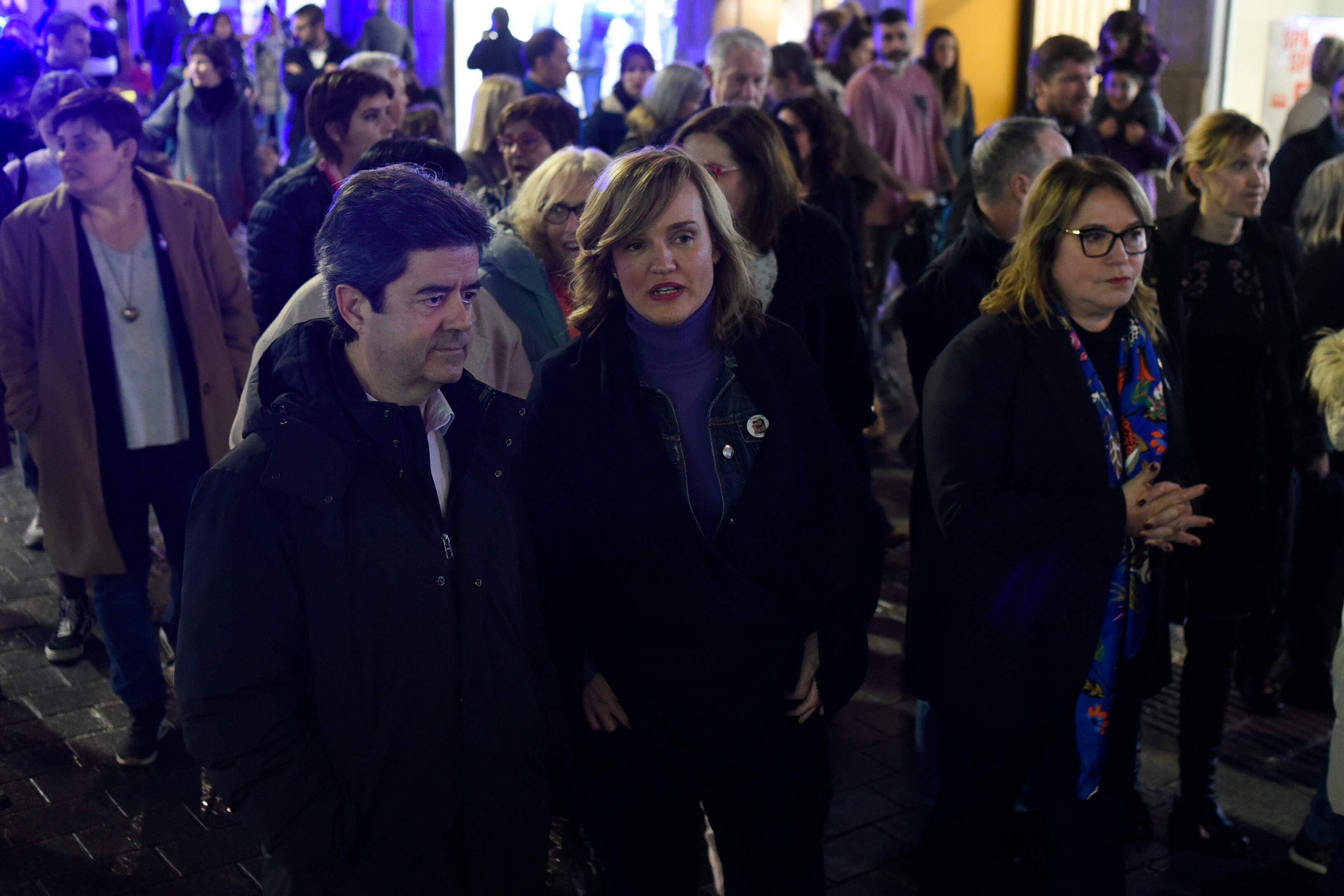 La ministra de Educación, Pilar Alegría (c), el alcalde de Huesca y la delegada del Gobierno en Aragón, Rosa Serrano, durante la manifestación feminista celebrada este miércoles en la capital oscense, con motivo del Día Internacional de la Mujer. EFE/ Javier Blasco