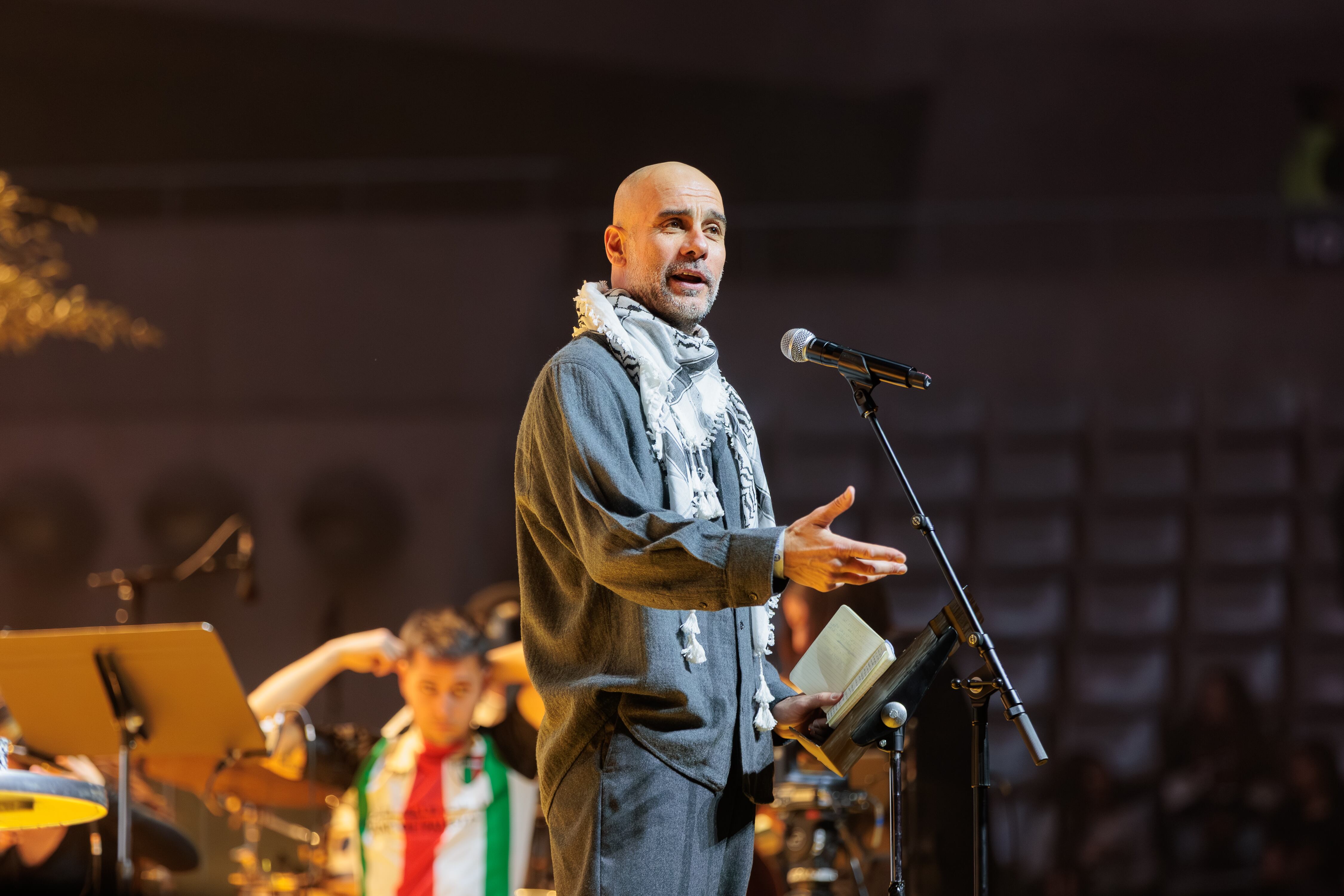 Pep Guardiola dirige su discurso en defensa de Palestina en el concierto de Barcelona