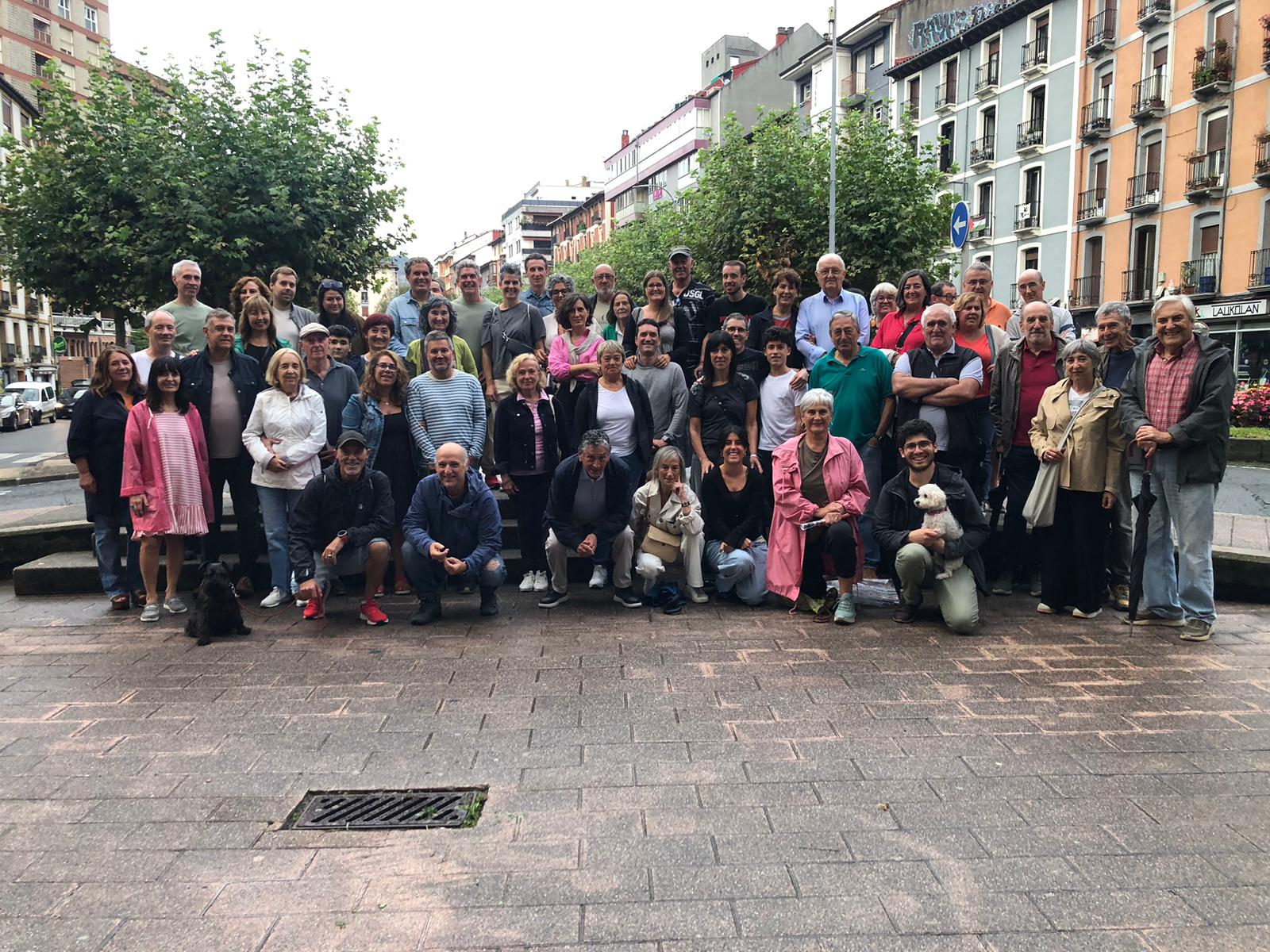 Numeroso grupo en una de las visitas guiadas en Eibar