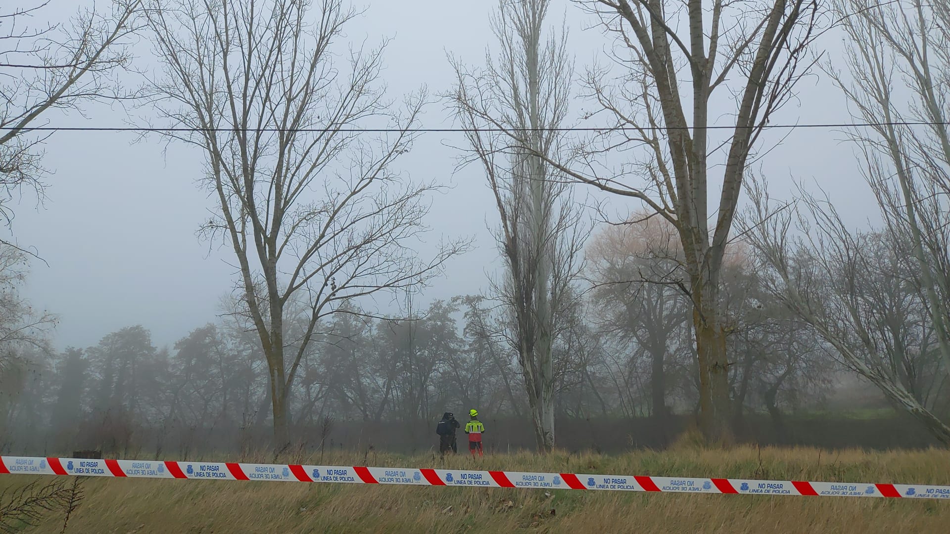 Efectivos de la Policía Nacional y Bomberos trabajando en la zona del río donde se ha localizado el vehículo