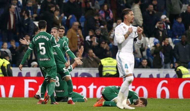 Los jugadores del &#039;Lega&#039; celebran su triunfo en el Bernabéu ante el gesto de lamento de Sergio Ramos.