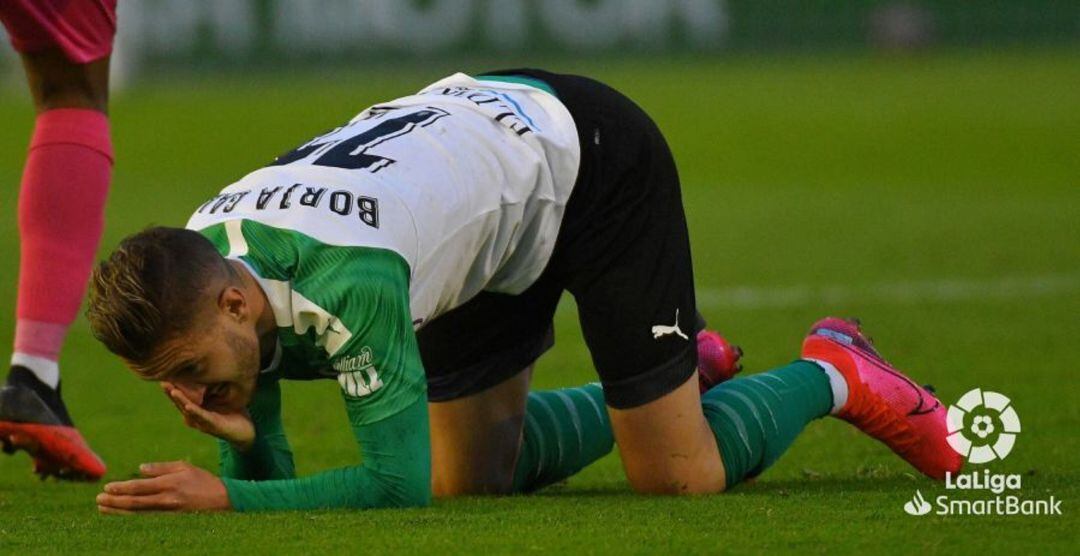 Borja Galán se queja de un golpe durante el partido