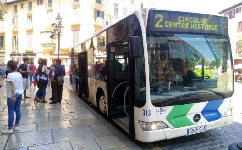 Més per Menorca quiere que los isleños paguen el transporte público a precio de residente y no de turista.