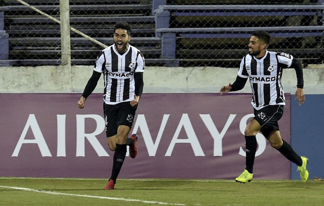 Rodrigo Pastorini con la camiseta del Wanderers