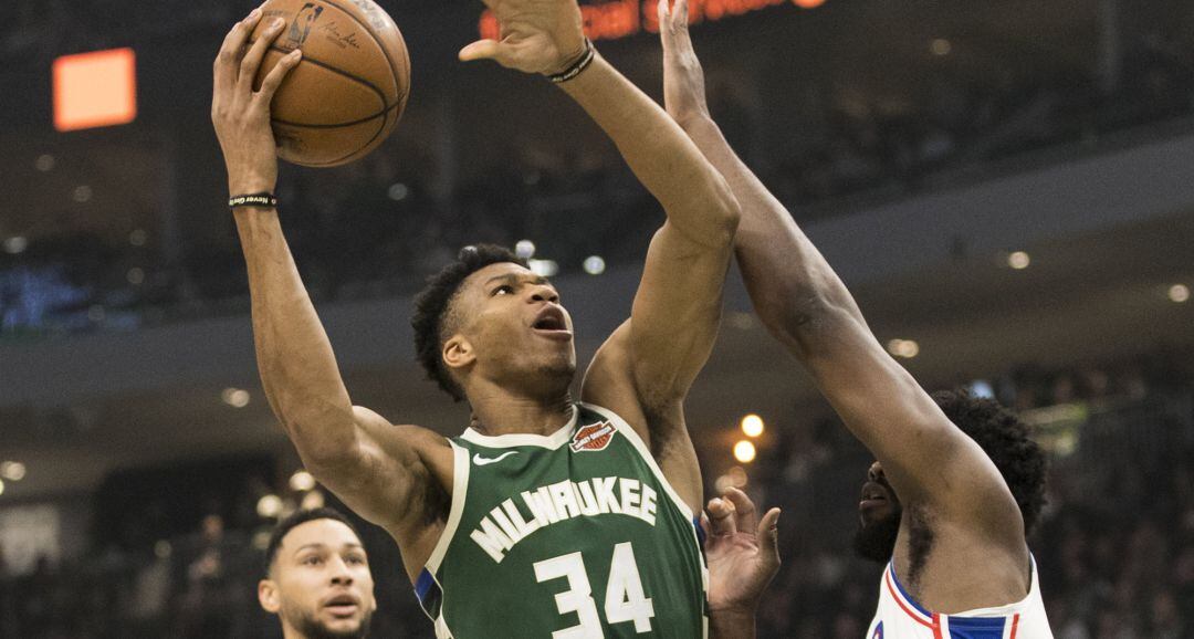 Antetokounmpo trata de lograr una canasta ante Joel Embiid