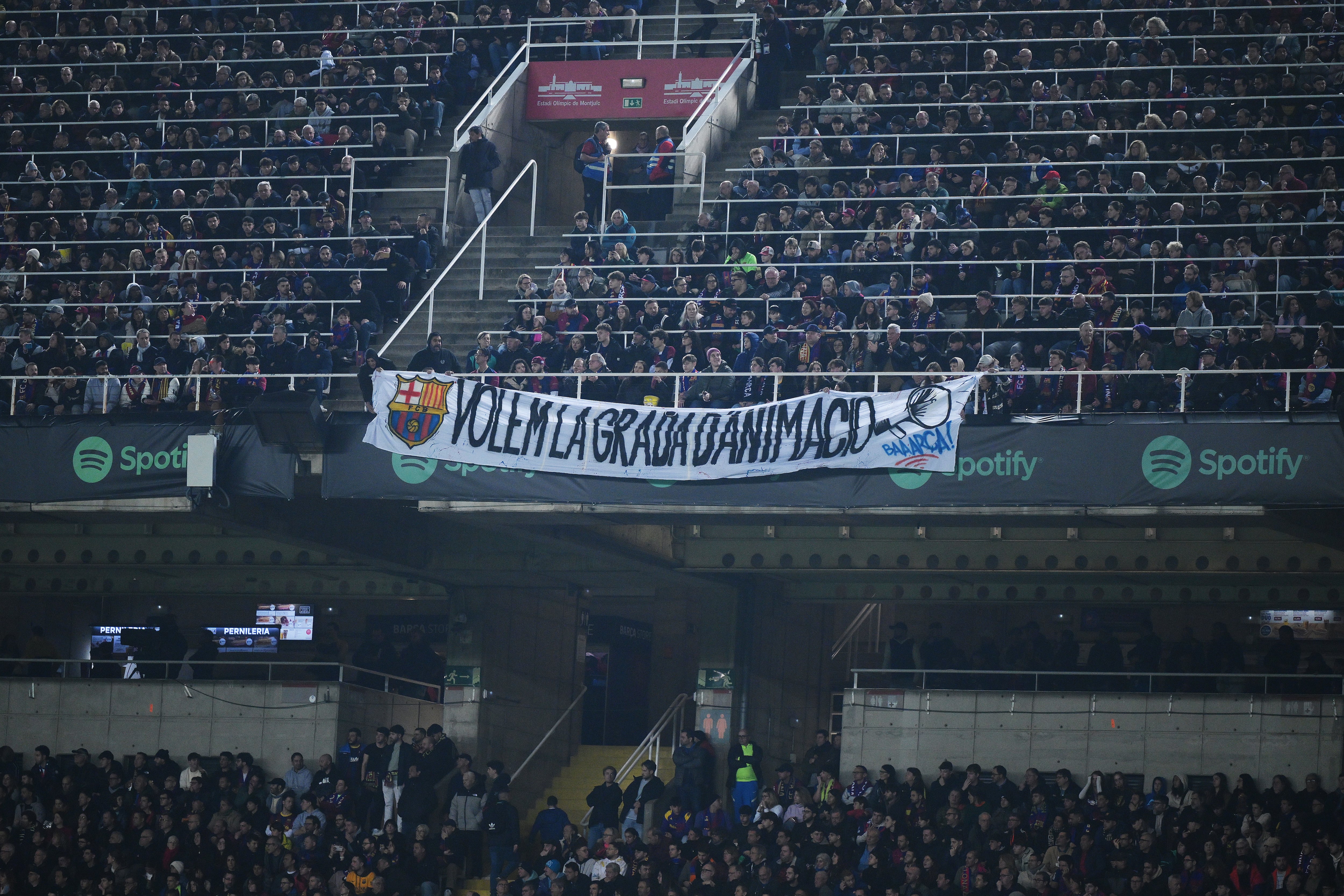 La pancarta en favor de la grada de animación en Montjuic en el partido FC Barcelona-Rayo Vallecano. (David Ramos/Getty Images)