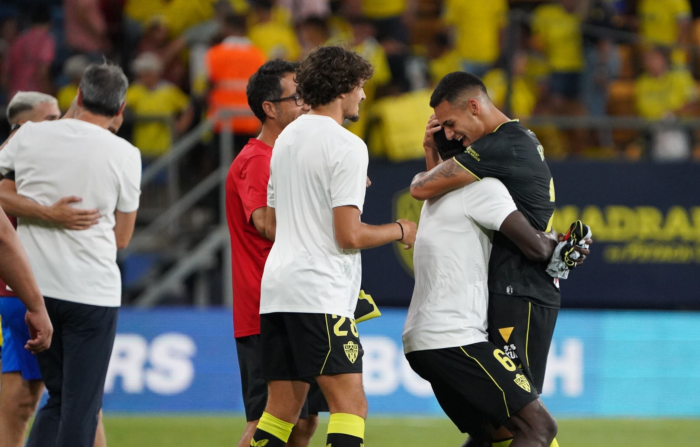 Kaiky se abraza a los compañeros después del empate cosechado en Cádiz.