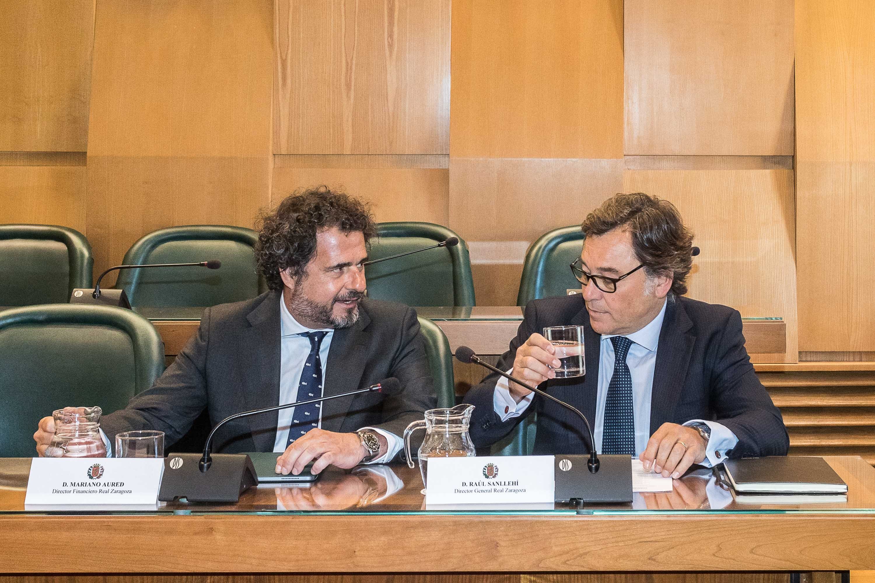 El director financiero del Real Zaragoza, Mariano Aured, y el director general del Real Zaragoza, Raúl Sanllehí, en la reunión del grupo de trabajo para el nuevo estadio de fútbol de Zaragoza