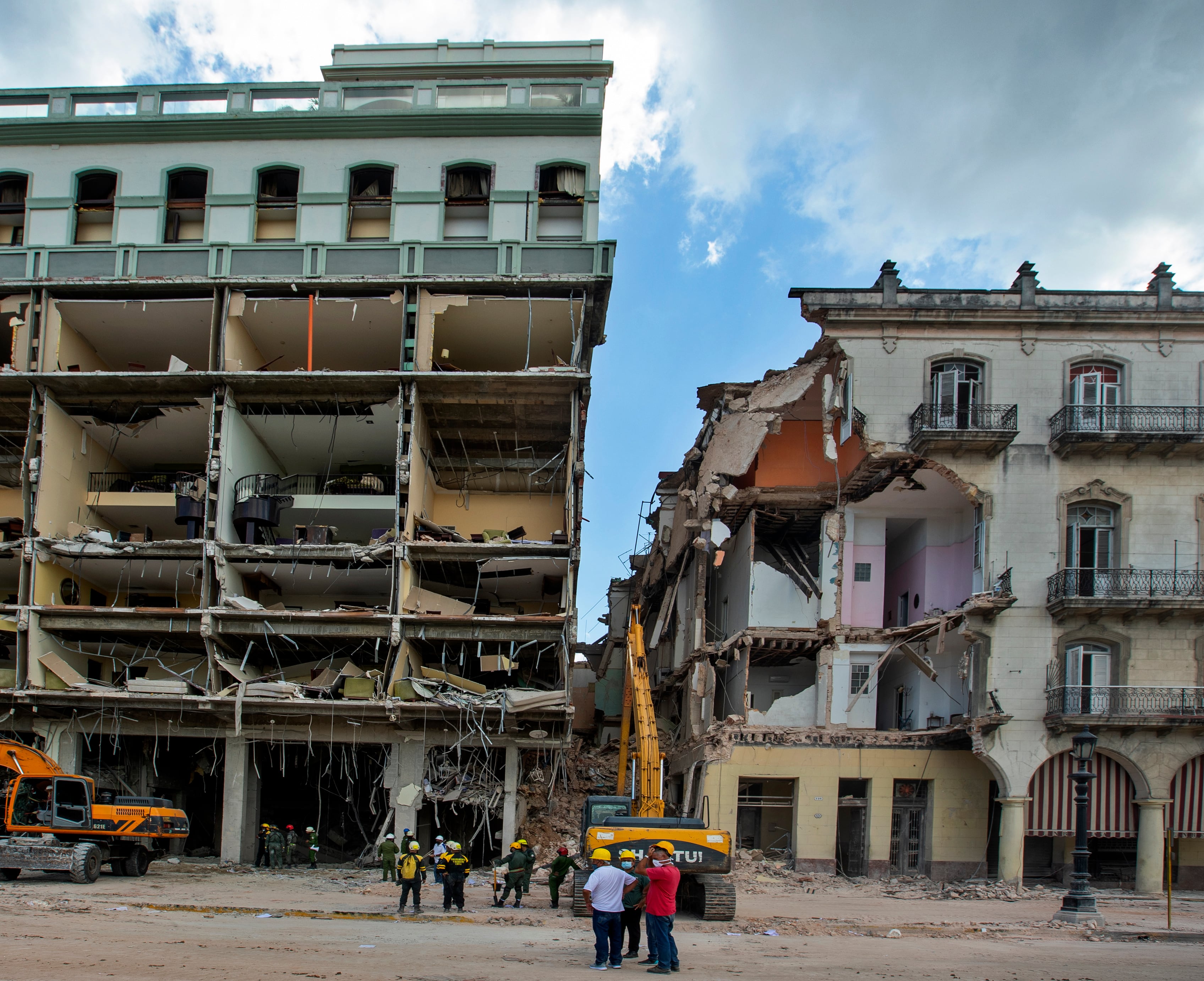 Vista general de las labores de rescate en el destruido hotel Saratoga