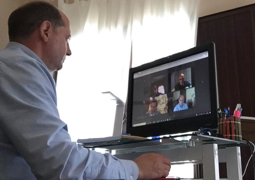 José Luis Hidalgo, en una de sus sesiones de trabajo por video conferencia