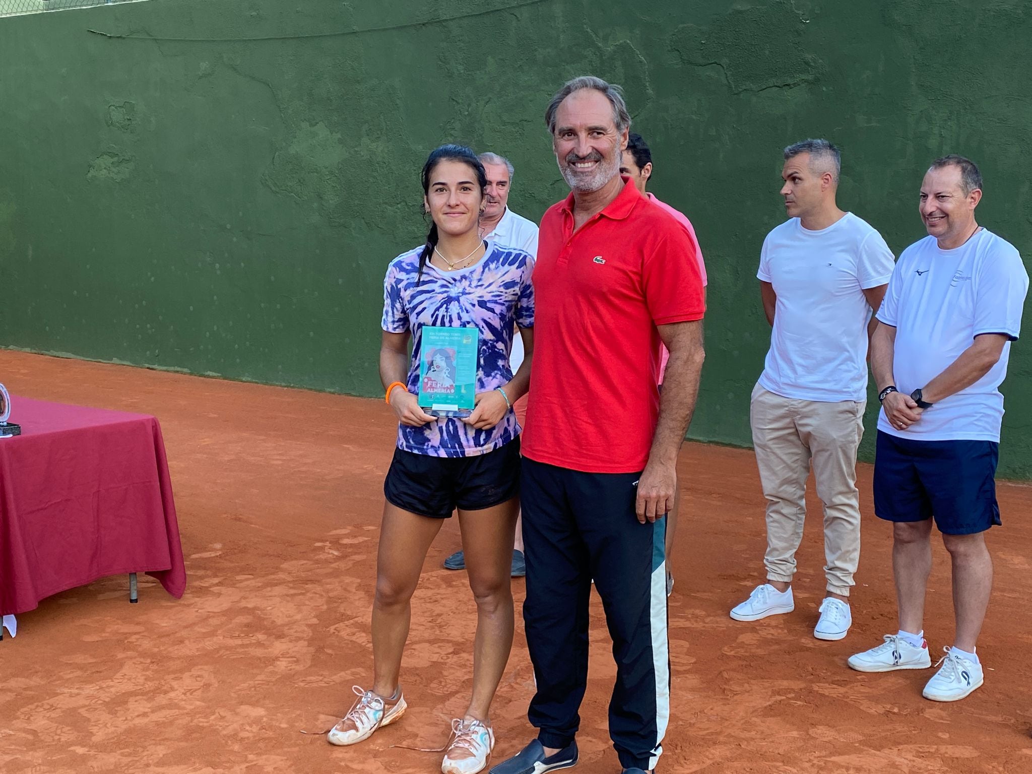 La ganadora con el concejal de Deportes.