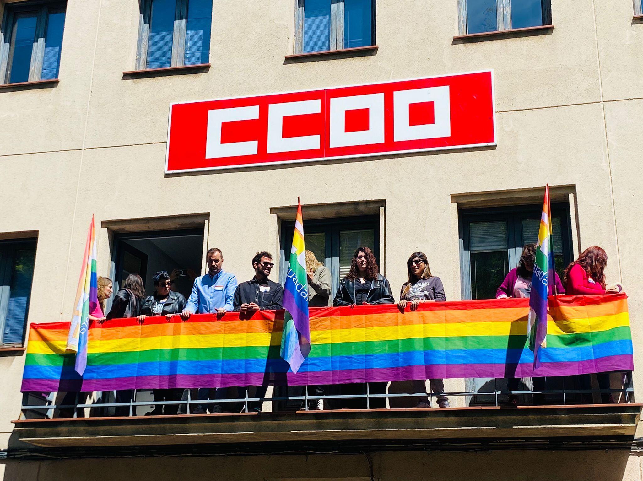 Bandera arco iris en el balcón del sindicato CCOO de Guadalajara