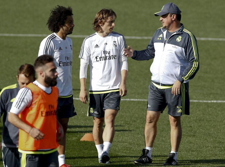 Benítez da una indicación a Modric durante un entrenamiento