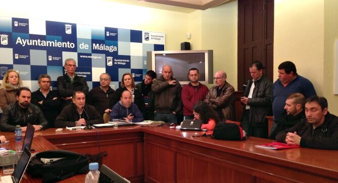Comparecencia de los trabajadores de Limasa a las 6:00 de la madrugada tras la reunión en el ayuntamiento de Málaga