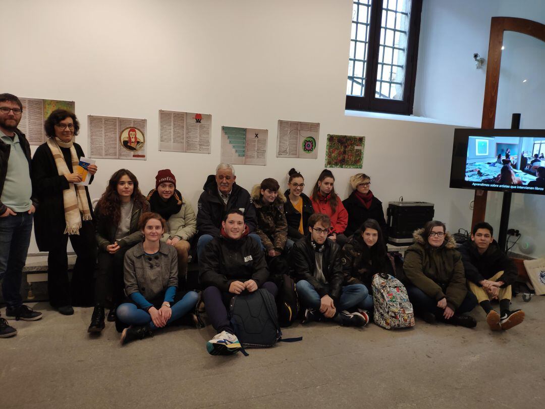 La concejala de cultura Marifé Santiago junto a varios de los alumnos de la Escuela de Arte y superior de Diseño que han participado en la exposición Con C de Casa