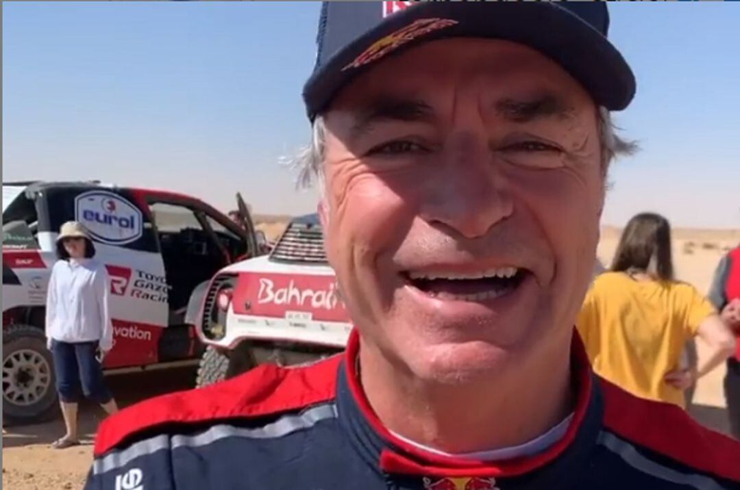 Carlos Sainz se rie de la broma de Fernando Alonso en el video que subió a sus redes