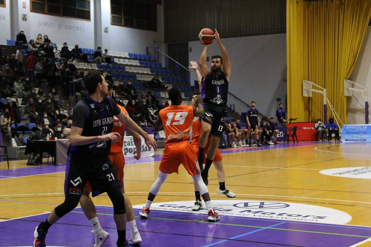 Sergio Vidal lanza a canasta en el partido de la primera vuelta ante NB Torrent