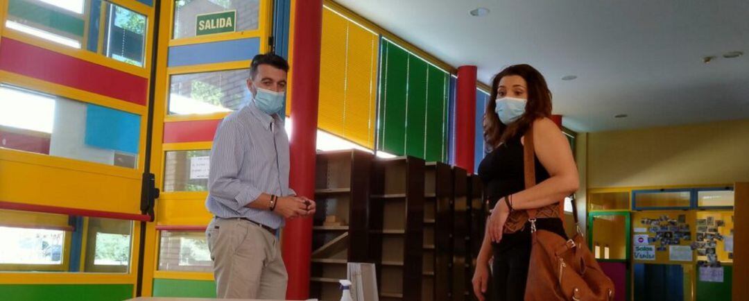 Vista de Alberto Hontecillas y Lorena Galindo en su visita al CRIA Mario Benedetti. 