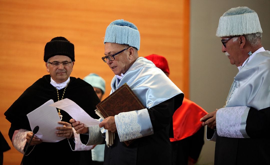 Mario Torelli (en el centro) durante el acto de reconocimiento como Doctor Honoris Causa y rodeado del entonces rector Manuel Parras (a la izquierda) y de Arturo Ruiz (a la derecha)