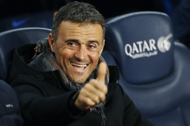 Luis Enrique, feliz, en el banquillo del Camp Nou