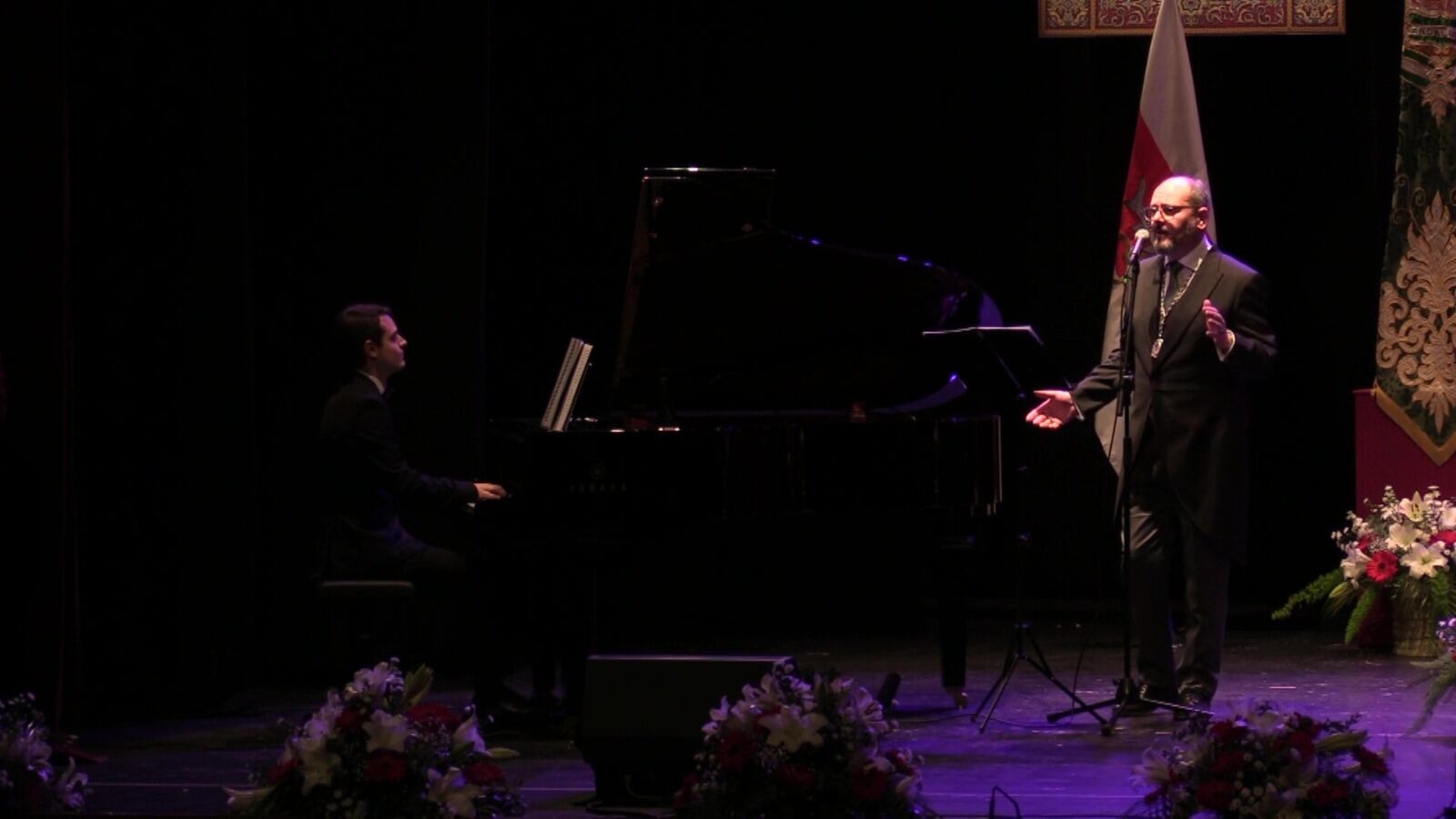 Pedro José López cantándole a la Virgen de la Cabeza.