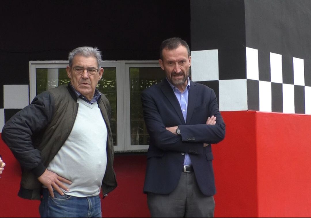 Carlos González supervisa unas obras.