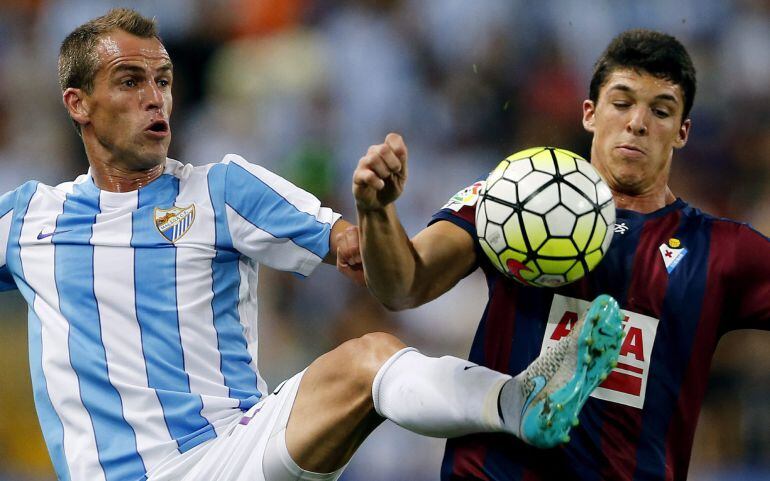 Duda y Ander Capa luchan por un balón en La Rosaleda.