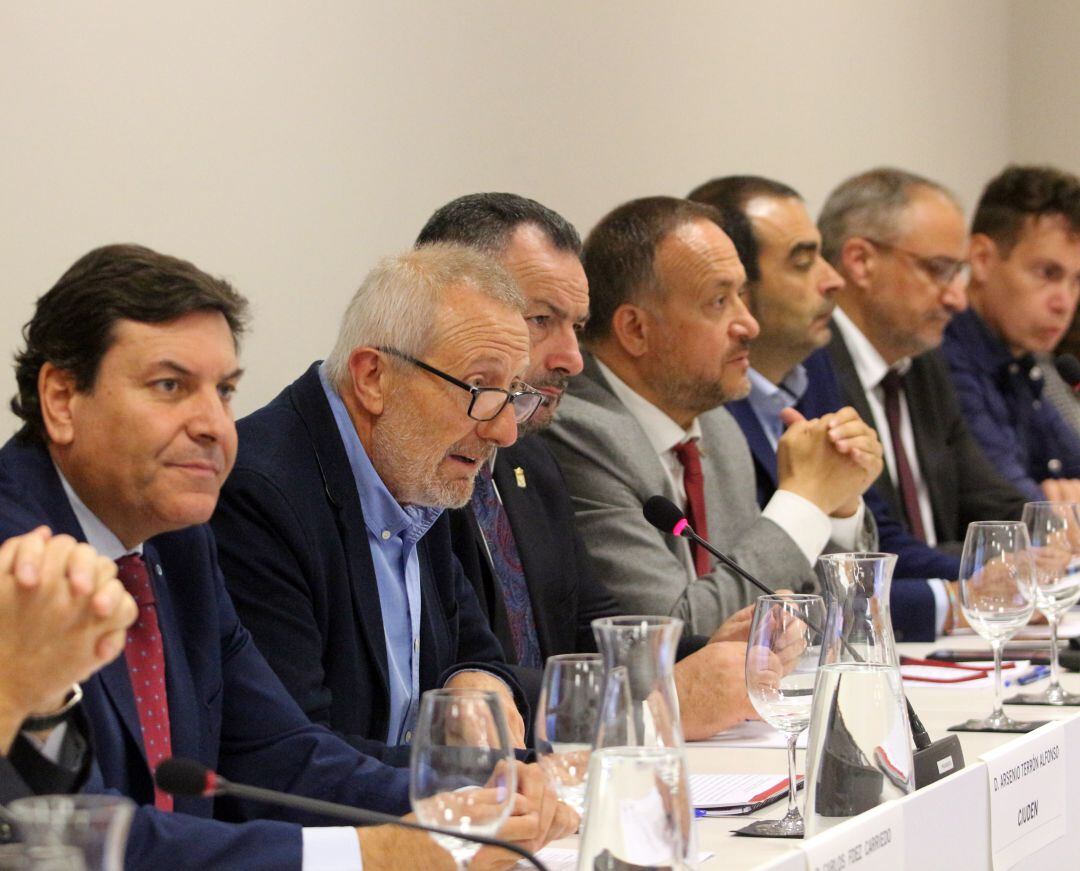 El Consejero, Fernández Carriedo, en la mesa de trabajo al lado del director de la Ciuden, Arsenio Terrón