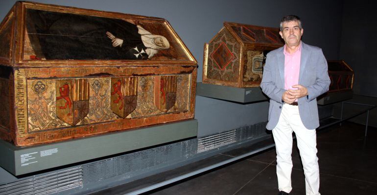 El director del Museu de Lleida davant dues de les peces més importants de les 44 procedents de Sixena que són en aquest equipament.