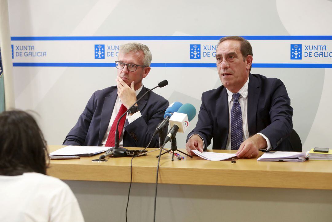 El vicepresidente, Alfonso Rueda y el conselleiro de Facenda, Valeriano Martínez durante la presentación del informe jurídico