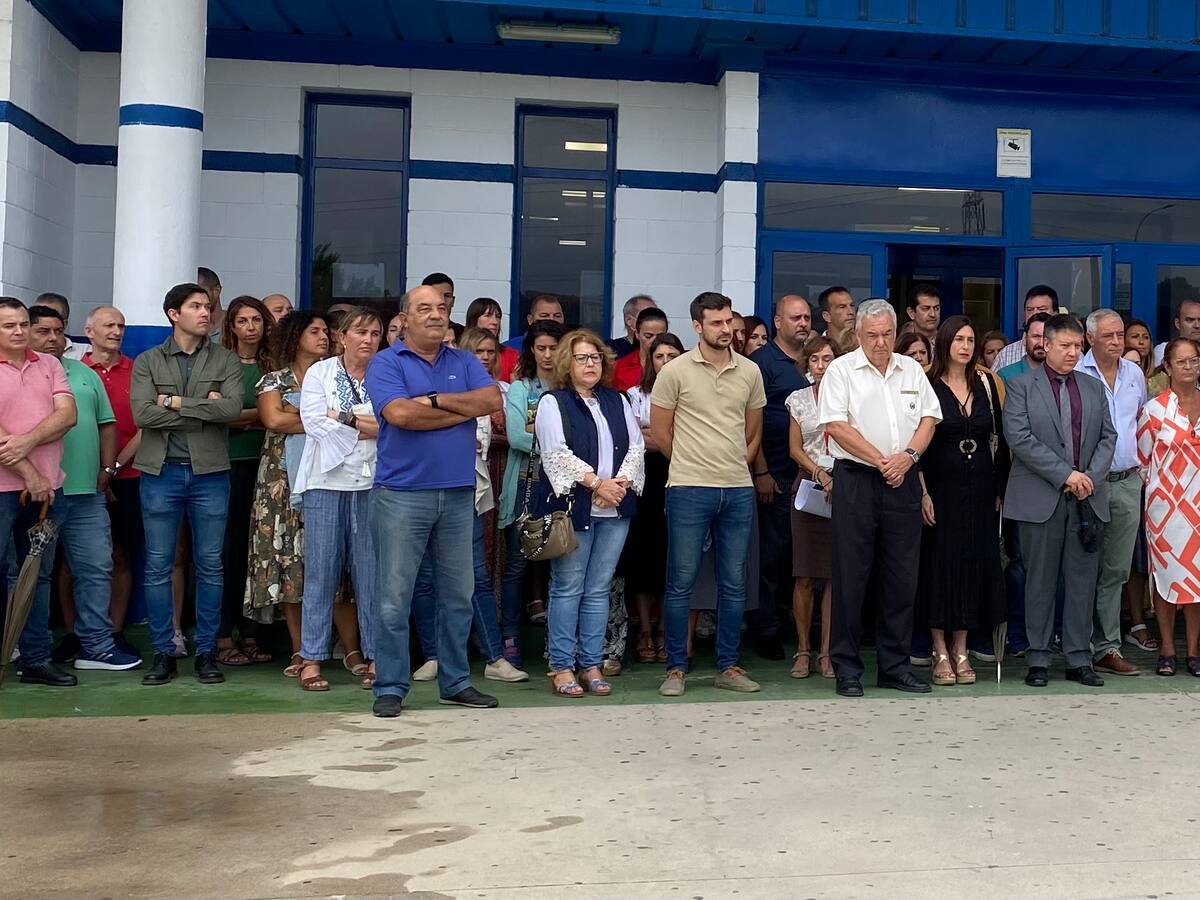 Protesta de los funcionarios de la prisión de Botafuegos ante la quema de sus vehículos