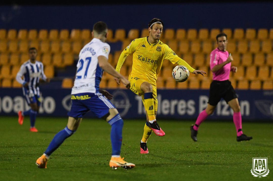 Jugada entre la Ponferradina y el Alcorcón