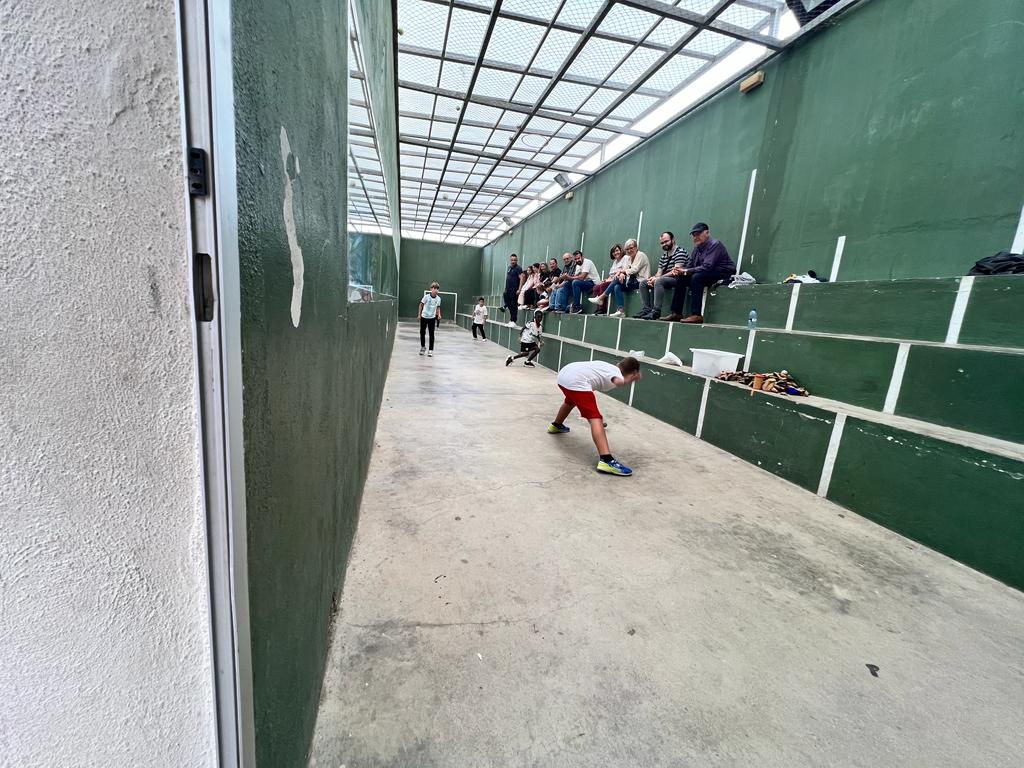 Estudiantes del colegio Mestre Noguera durante una clase de pilota valenciana.